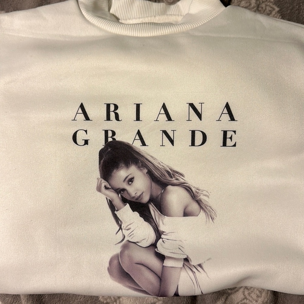 Ariana Grande sweater